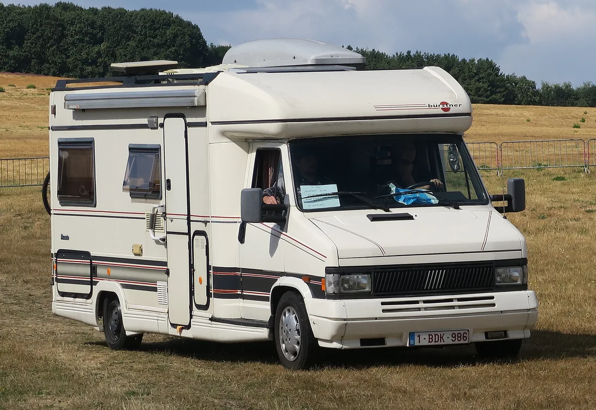 BusManiak.pl – Toyota Sienta z zestawem VANLIFE ROOMKIT – miejski minivan zmienia się w mini-kampera